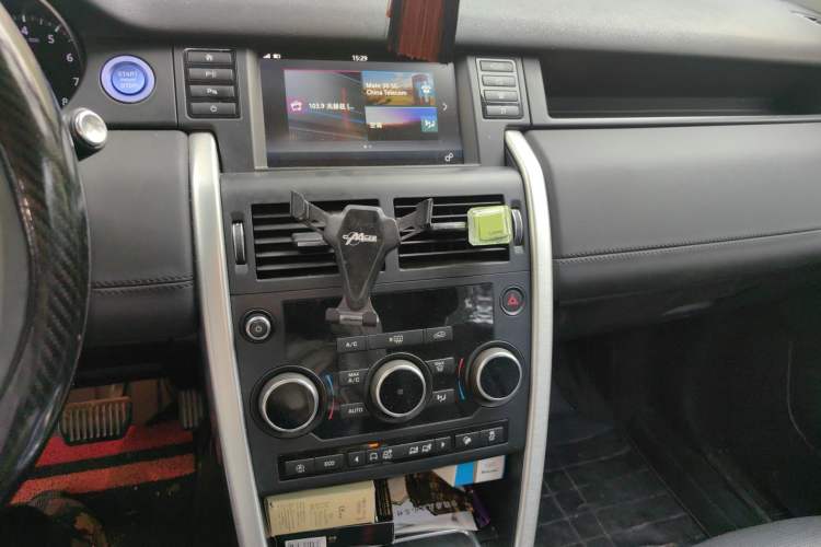 Used Land Rover Discovery Sport 2018 240 PS SE Version Audio And AC Panel