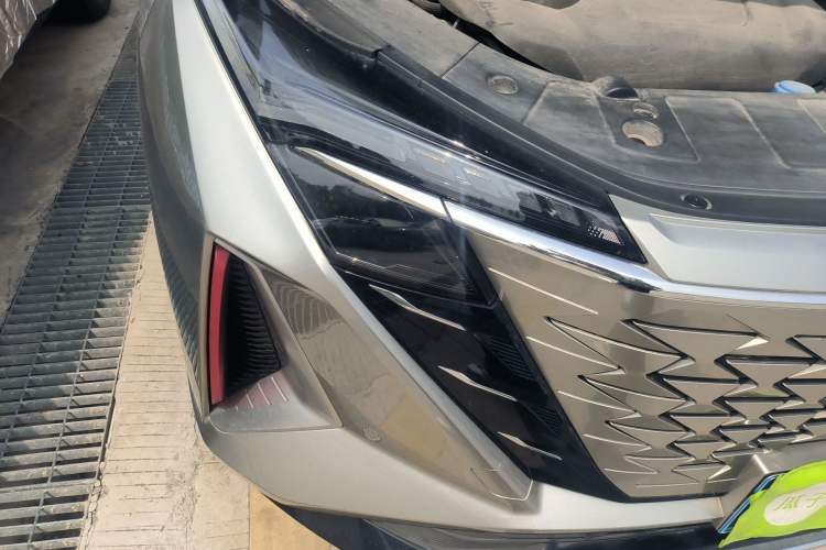 Used CHANGAN OSHAN Z6 2023 Blue Whale 2.0T Automatic Zhiyuan Model Right Front Headlight