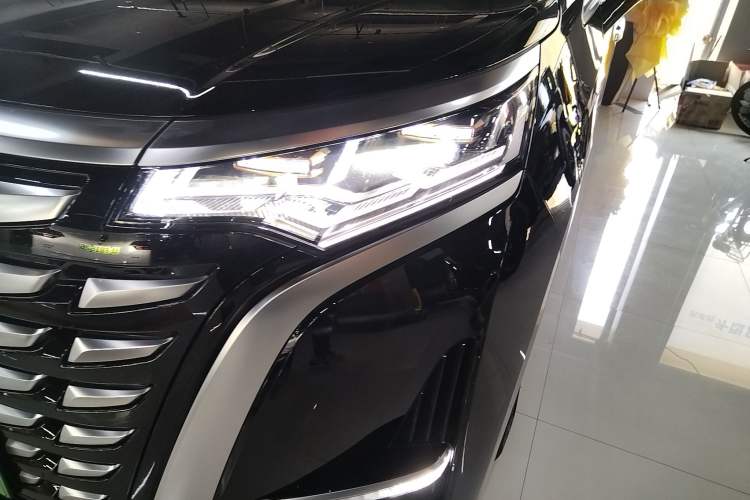 Used Denza D9 2022 DM-i 1040 Prestige Model