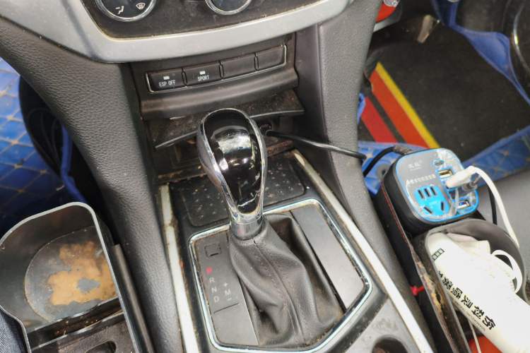 Used JMC Yusheng S350 2014 2.4T Automatic 2WD Diesel Luxury Version with Sunroof 5 Seats Gear Lever