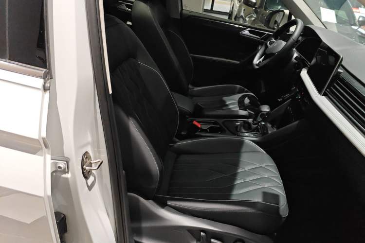 Used Volkswagen Tiguan L 2024 330TSI Automatic Two-Wheel Drive R-Line Enhanced Edition
