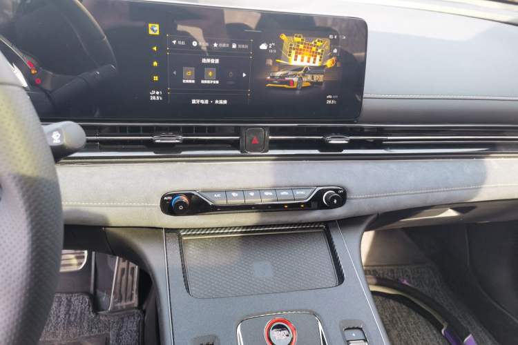 Used GAC Trumpchi EMPOW 2023 400T Automatic R MAX Audio And AC Panel