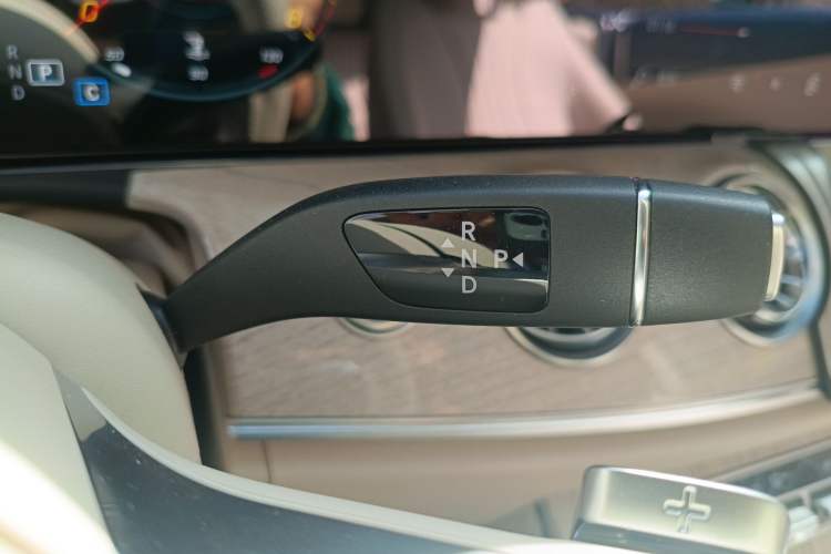 Used Mercedes-Benz E-Class 2023 E 260 4MATIC Coupe Gear Lever