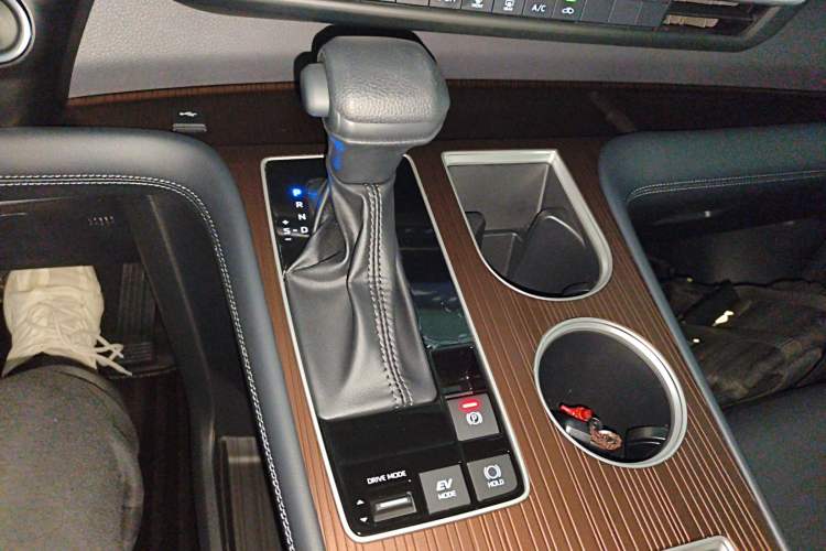 Used Toyota Granvia 2026 Model 2.5L Hybrid Luxury Edition Gear Lever