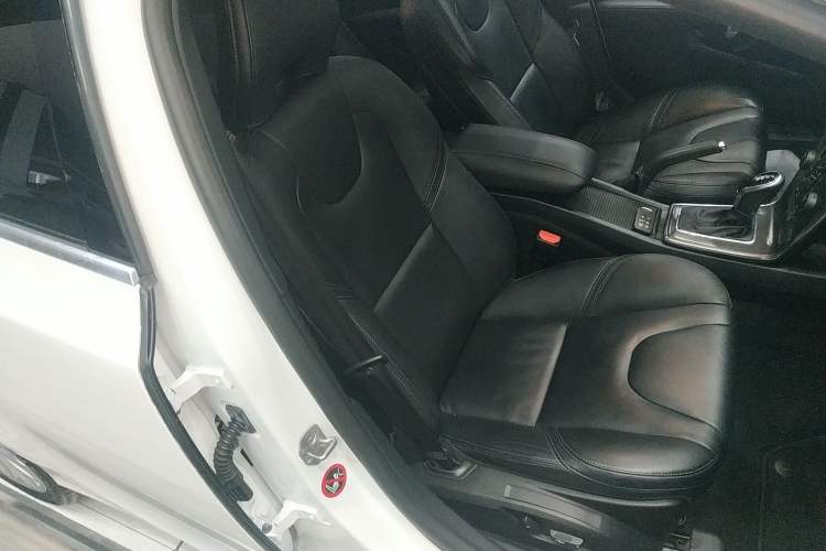 Used Volvo V40 2015 1.6T Zhiya Edition
