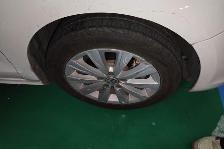 Used Volkswagen Sagitar 2014 1.4TSI Automatic Luxury Model Right Front Wheel Hub