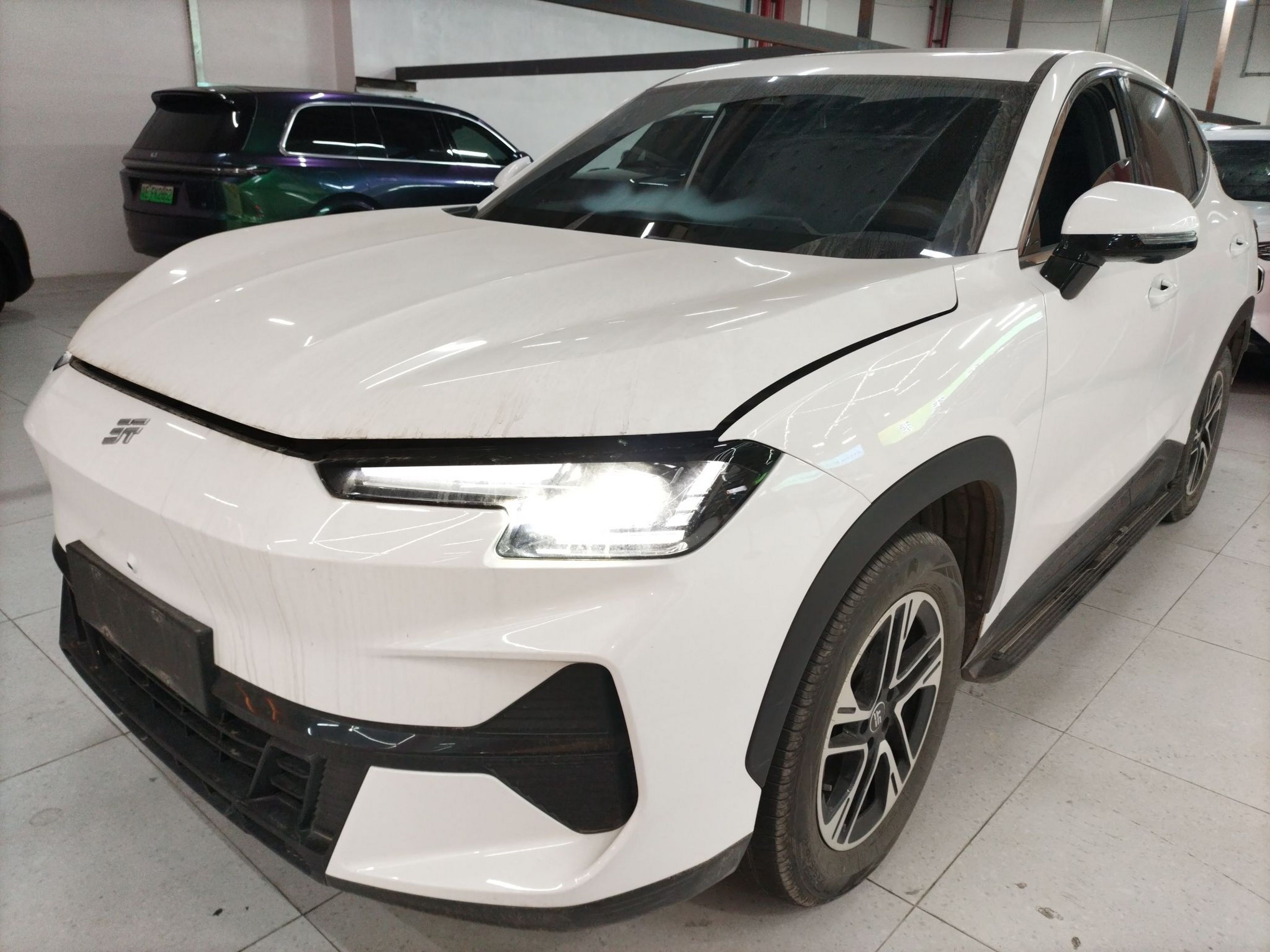 Под передней частью автомобиля