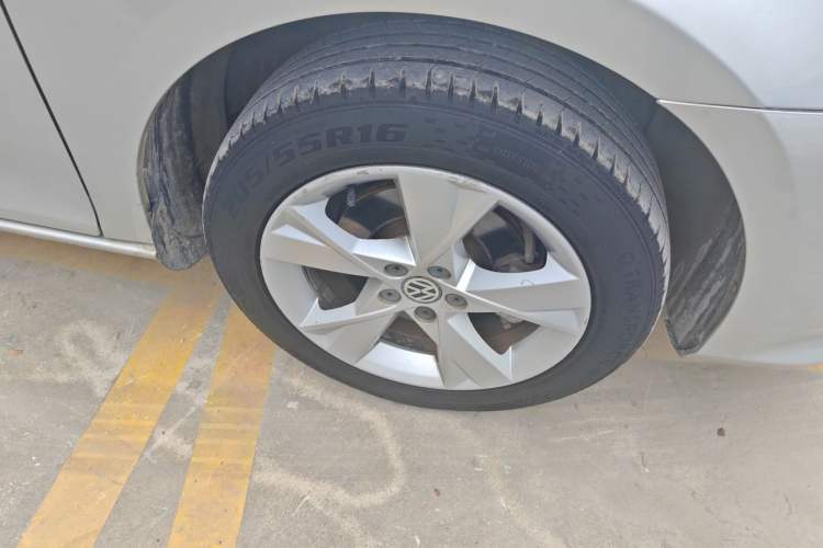 Used Volkswagen Bora 2013 1.6L Automatic Comfort Model Right Front Wheel Hub