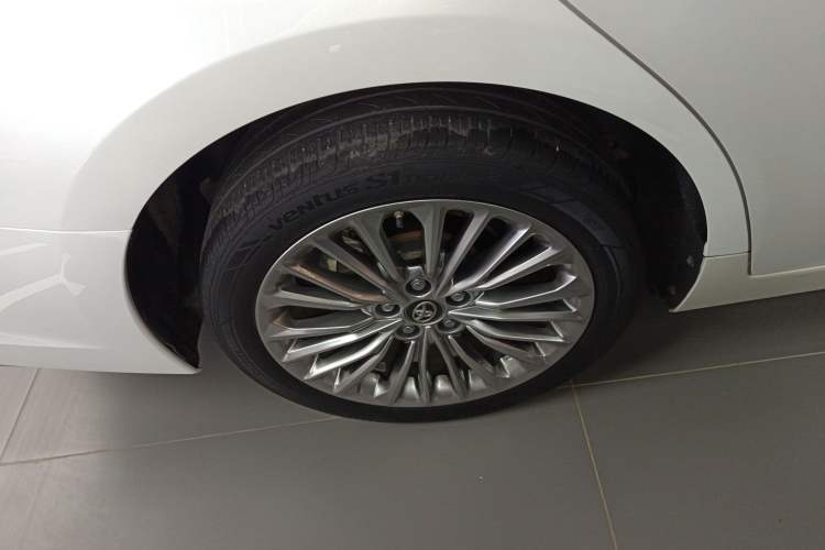 Used Toyota Avalon 2019 Dual-Engine 2.5L XLE Prestige Version China VI Standard