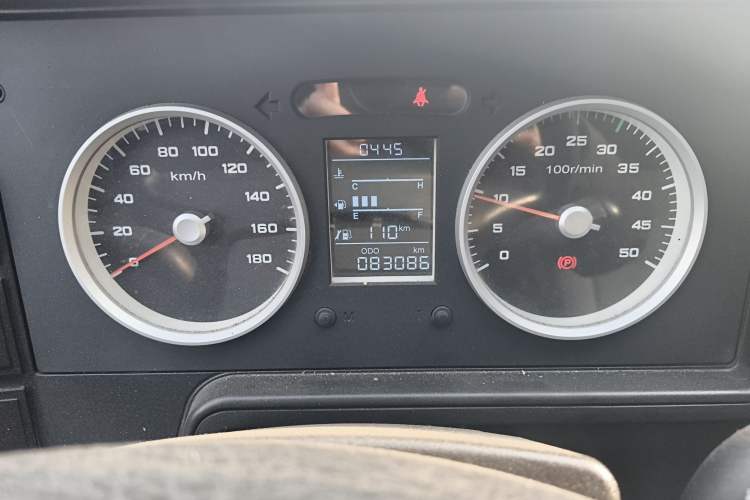 Used Iveco Daily 2020 2.5T A35 Passenger Van with Dual Tires Mid-Roof Design 5-9 Seater China V Emission Standard