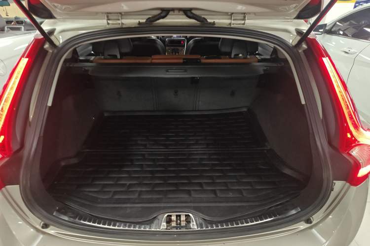 Used Volvo V60 2017 T5 Zhiya Edition China V Standard Trunk