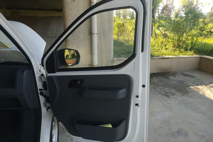 Used Wuling Yangguang 2024 300KM Comfort Version Passenger Van 75kW