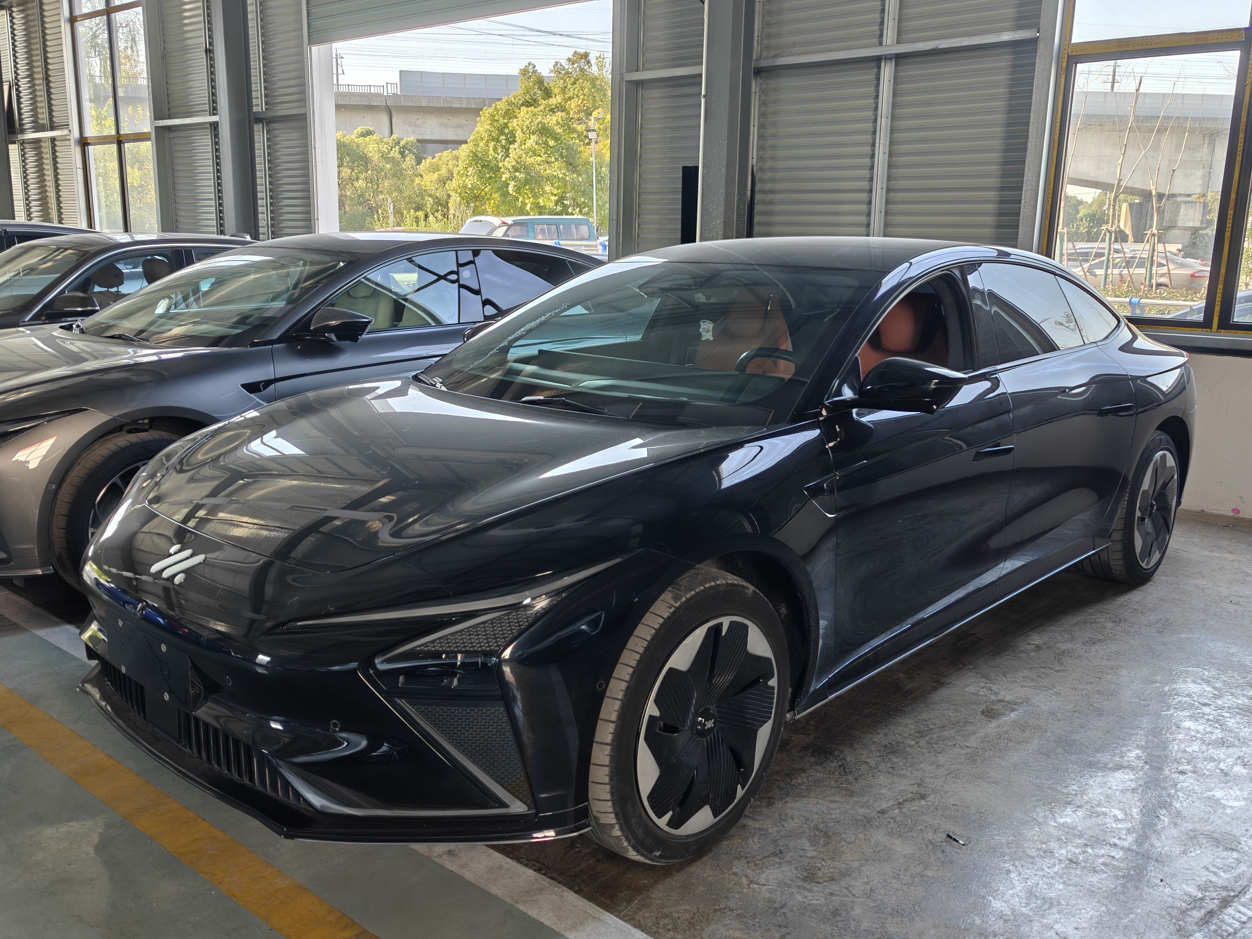 Под передней частью автомобиля