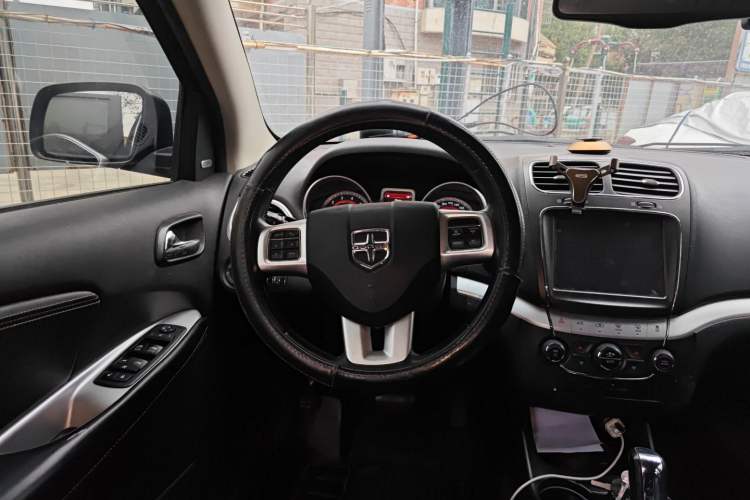 Used Dodge Journey 2013 2.4L Two-Wheel Drive Luxury Version
