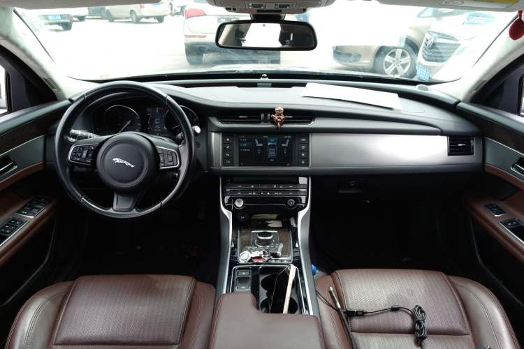 Used Jaguar XFL 2017 XFL 2.0T 200PS Luxury Edition Center Console