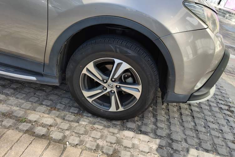 Used Toyota RAV4 2015 2.0L CVT Two-Wheel Drive Fashion Edition
