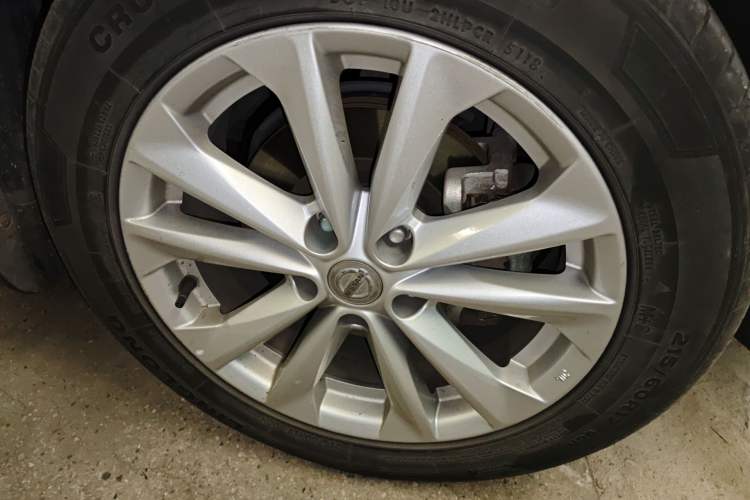 Used Nissan Qashqai 2016 2.0L CVT Elite Edition Right Front Wheel Hub