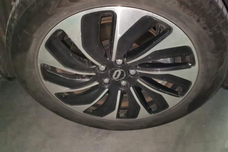 Used Hima AITO M7 2024 1.5T Rear-Drive Plus Version 5 Seats Right Front Wheel Hub