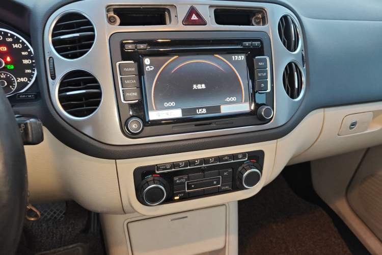 Used Volkswagen Tiguan 2010 1.8 TSI Automatic Two-Wheel Drive Trend Edition Audio And AC Panel