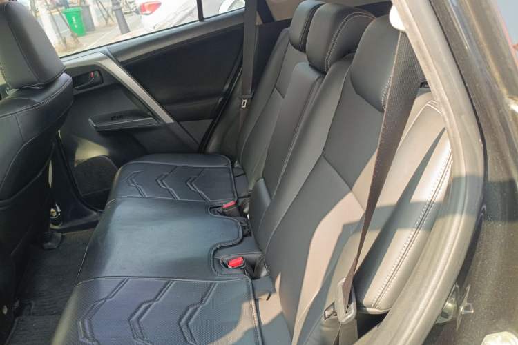 Used Toyota RAV4 2016 2.0L CVT Two-Wheel Drive Fashion Edition China V Standard
