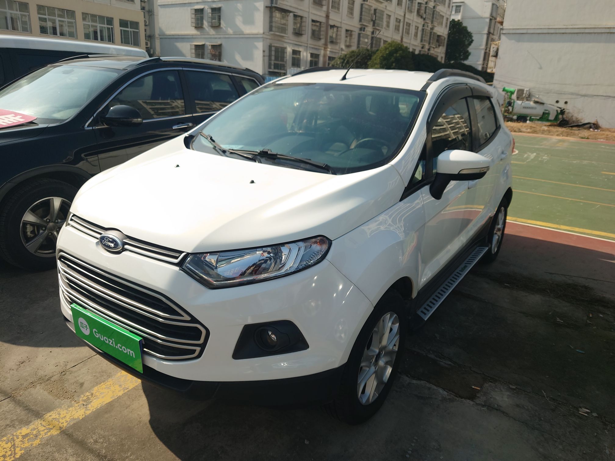 Под передней частью автомобиля