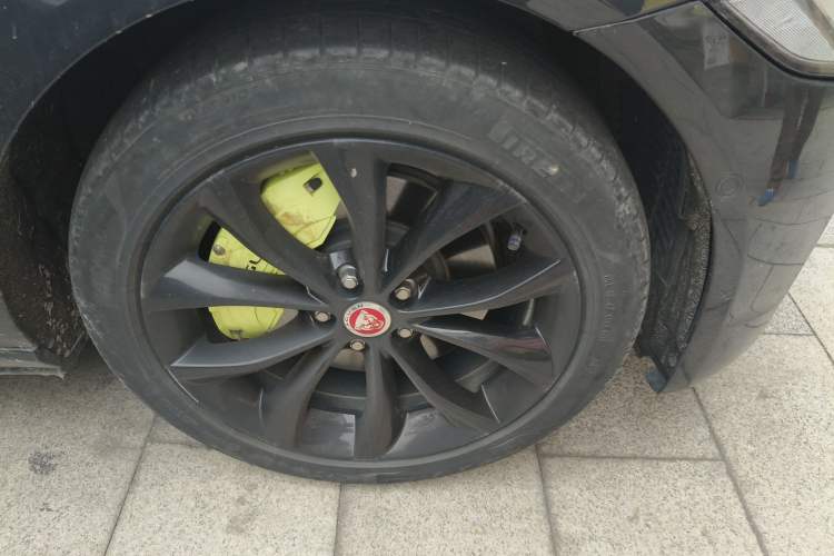 Used Jaguar XFL 2021 XFL 2.0T P250 All-Wheel-Drive Shimmering Black Sport Edition Right Front Wheel Hub