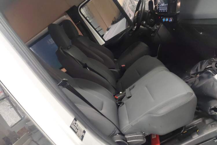 Used JMC Fushun 2023 2.0T Manual Diesel Long-Wheelbase High-Roof Business Van with Dual Rear Tires 6–9 Seats
