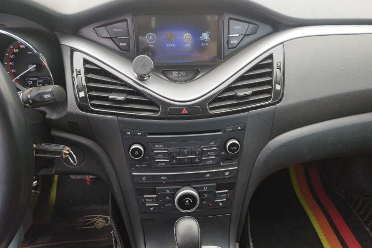 Used Bestune B70 2014 2.0L automatic luxury version Audio And AC Panel