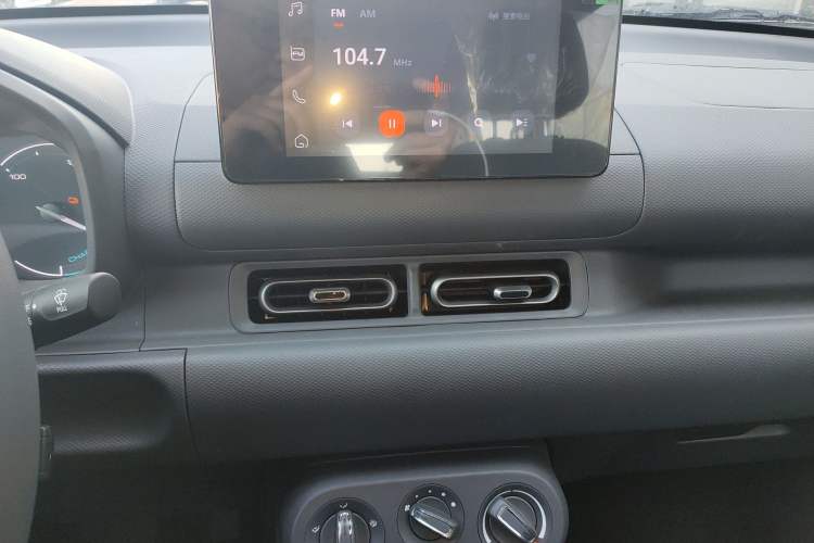 Used Wuling Hongguang New Energy 2024 All-Electric Model 300KM Standard Version Audio And AC Panel