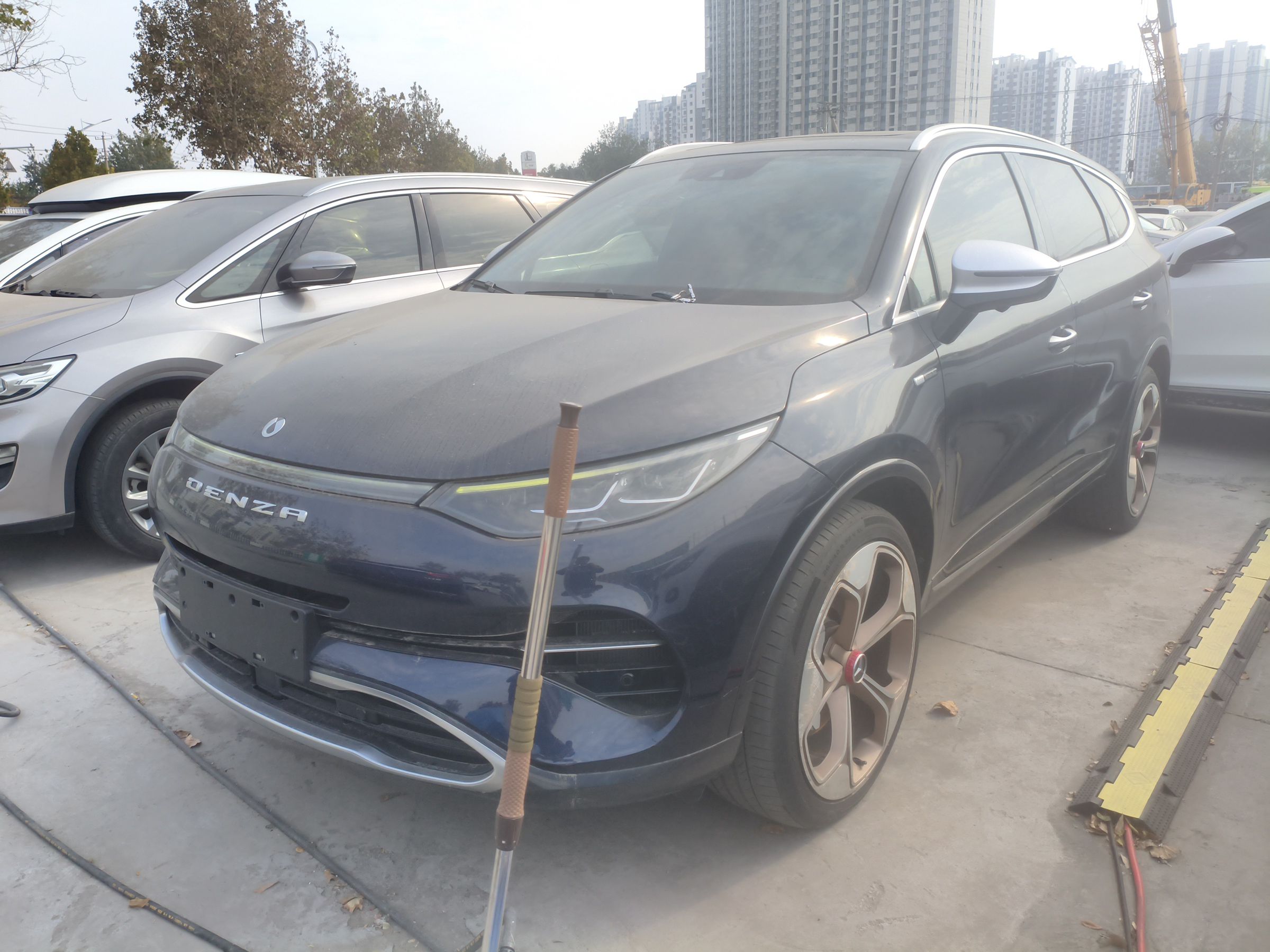 Под передней частью автомобиля