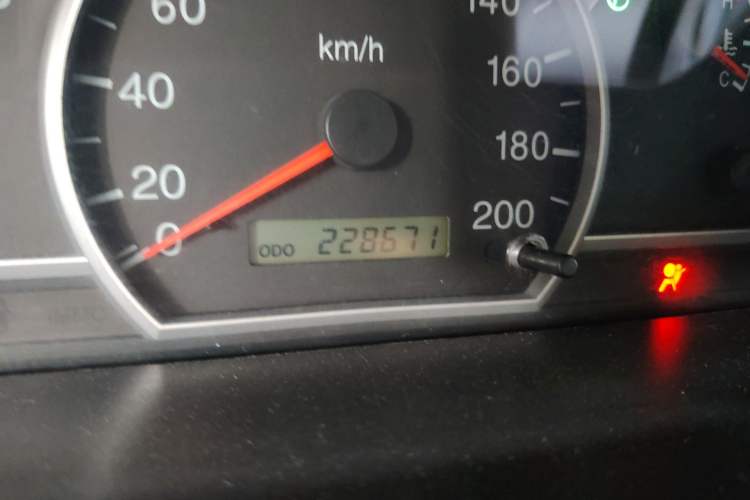 Used Kia Carens 2005 2.0L Odometer Close Up