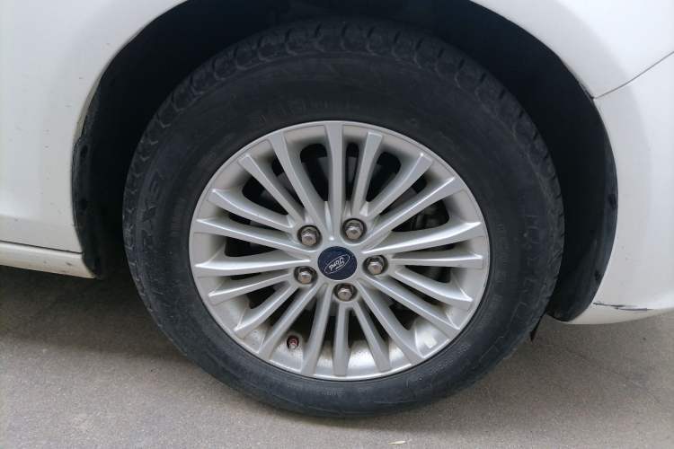 Used Ford Escort 2015 1.5L Manual Comfort Model Right Front Wheel Hub