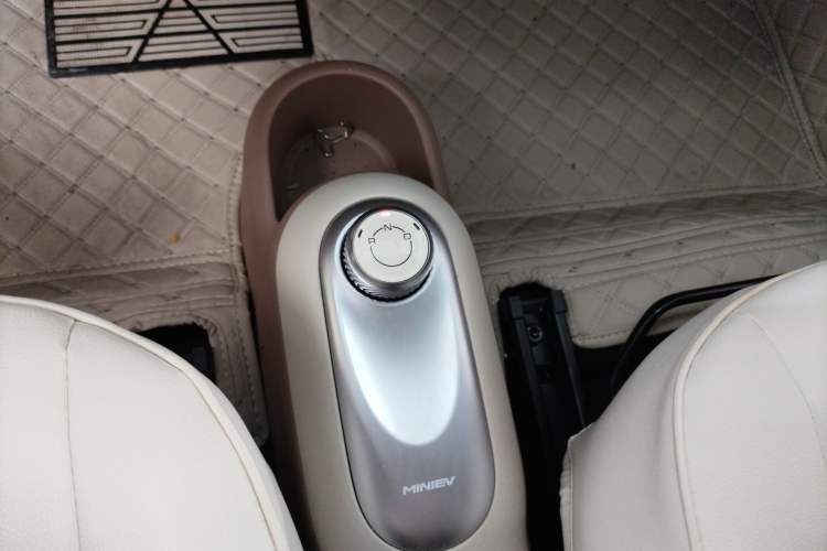 Used Wuling Hongguang MINIEV 2025 Four-Door Version Advanced Edition Gear Lever