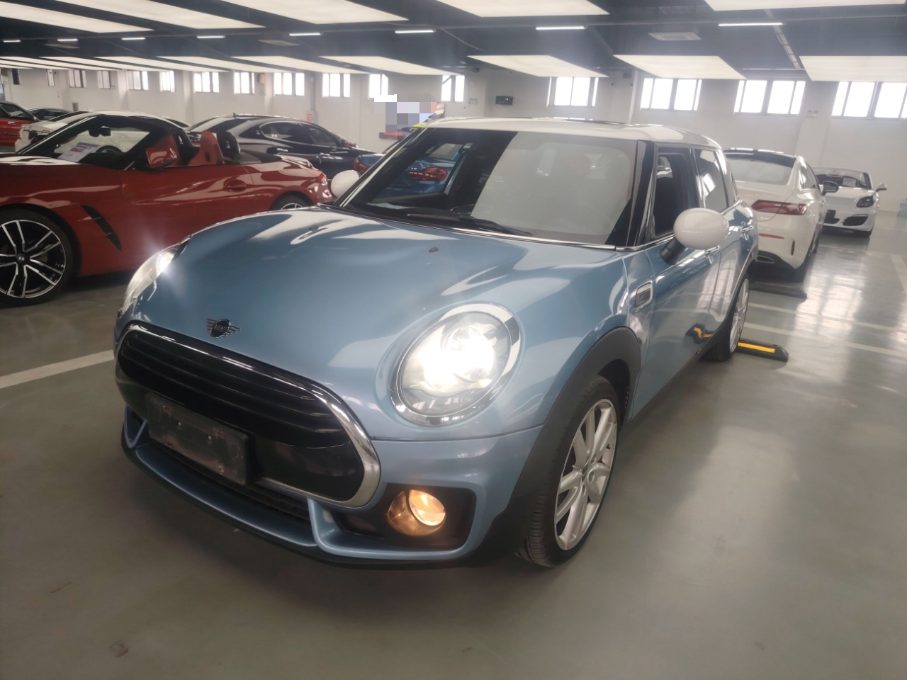 Под передней частью автомобиля