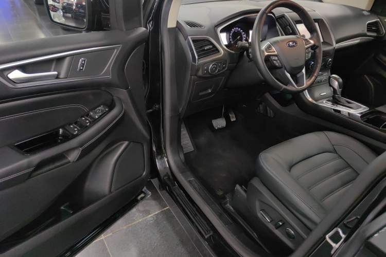 Used Ford Edge 2015 2.0T GTDi Two-Wheel-Drive High-Line Version
