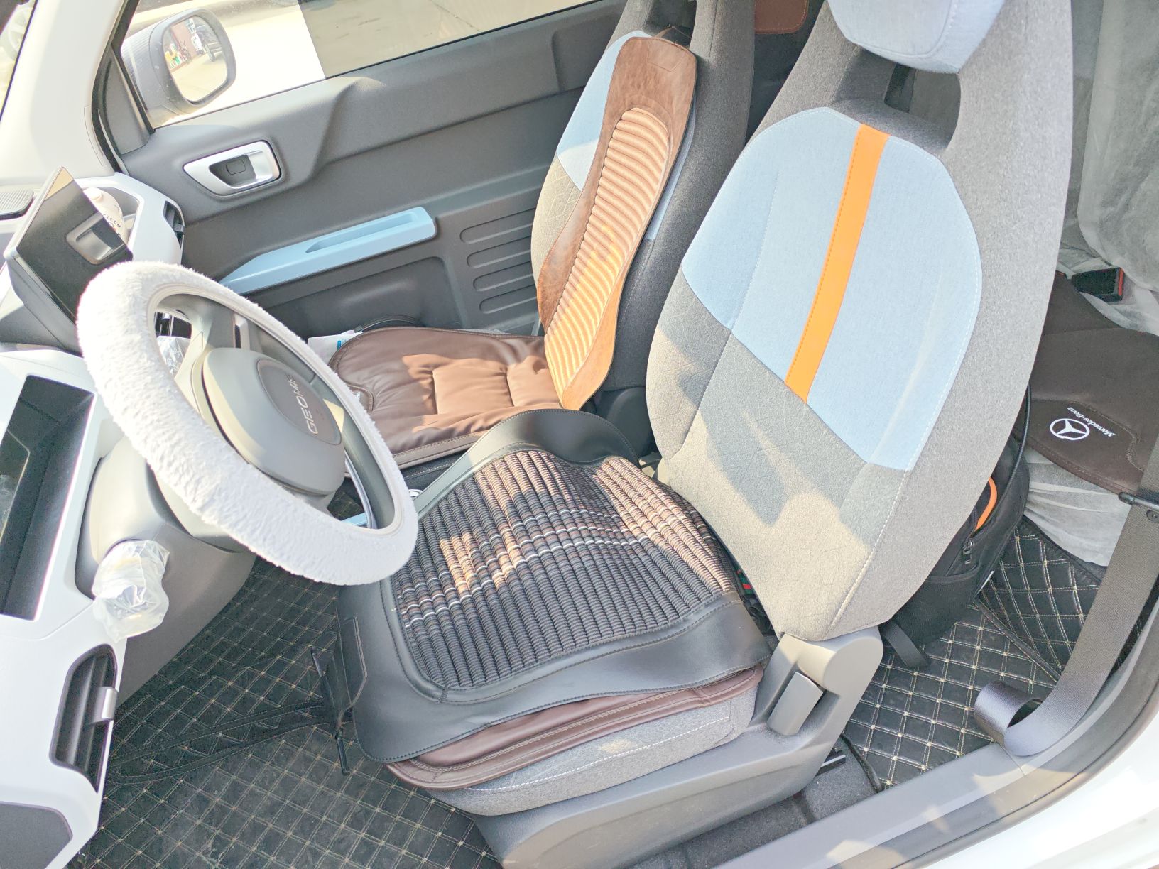 المقاعد الأمامية داخل السيارة