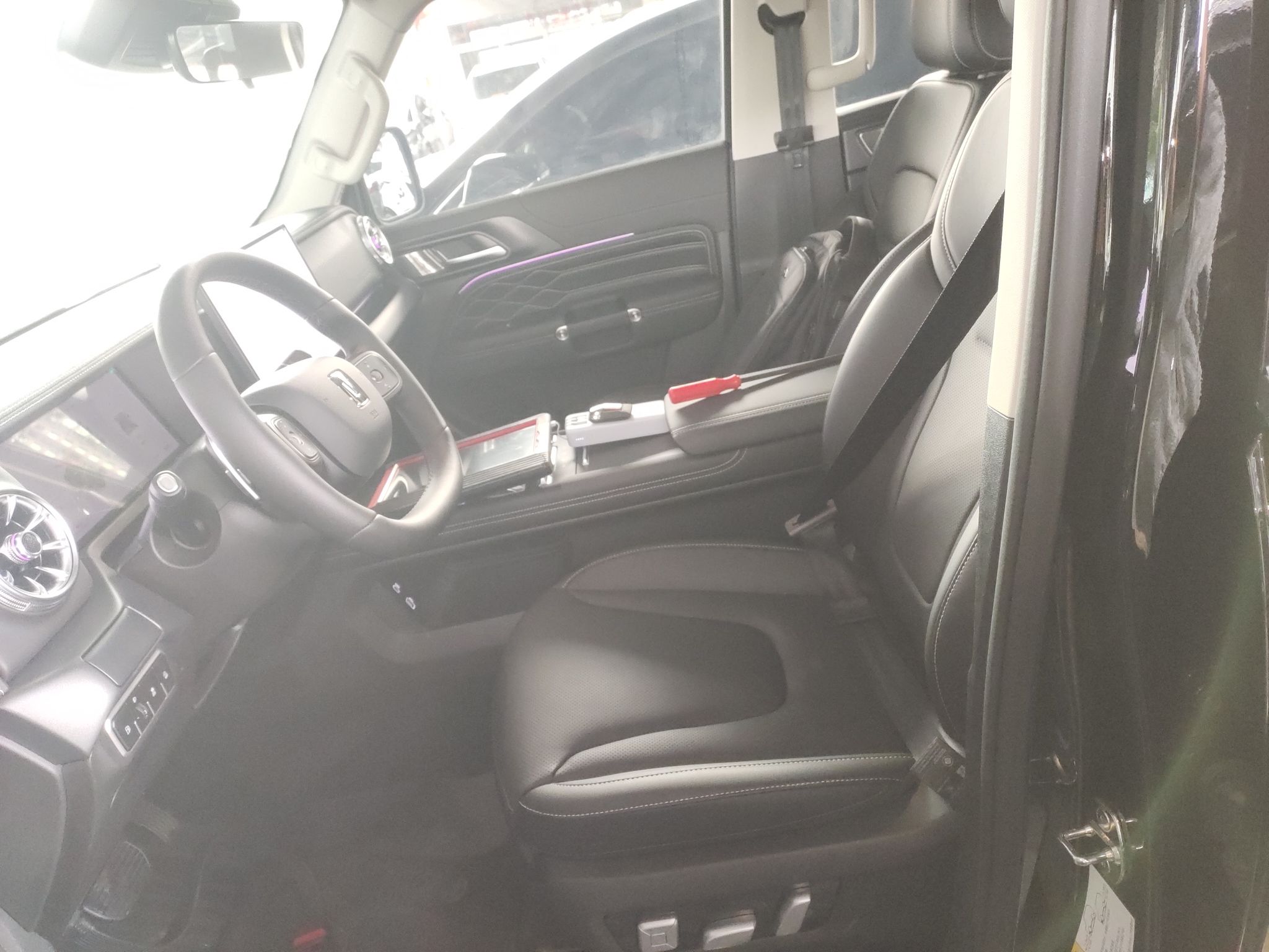 المقاعد الأمامية داخل السيارة