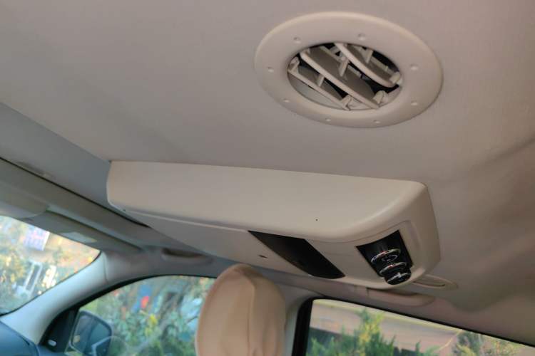 Used Dodge Journey 2013 2.4L Two-Wheel Drive Luxury Version Headliner