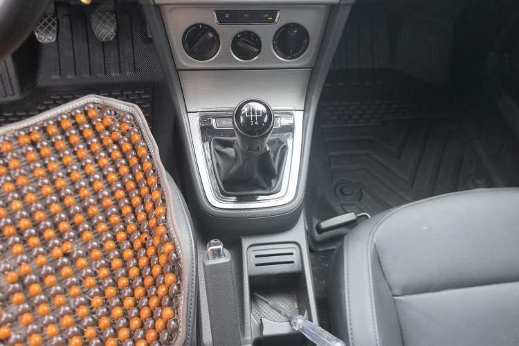 Used Volkswagen Lavida 2013 Restyled Classic 1.6L Manual Comfort Edition Gear Lever