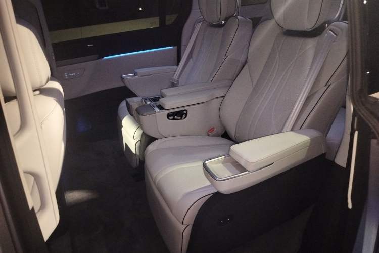 Used XPeng X9 2024 702 Ultra-Long Range Pro Left Rear Seat