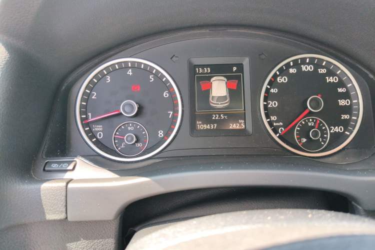 Used Volkswagen Tiguan 2015 1.8TSI Automatic All-Wheel-Drive Luxury Model Odometer Close Up