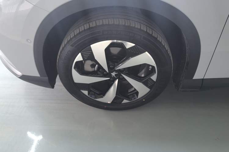 Used ARCFOX Alpha T5 2026 Model Range-Extended 1215 Yuanjing Smart Driving Version
