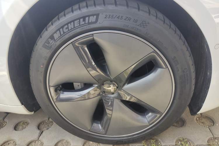 Used Tesla Model 3 2019 Long-Range All-Wheel-Drive Version Right Front Wheel Hub