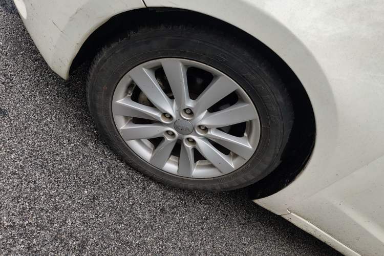 Used Kia K3 2013 1.6L Automatic GLS Left Front Wheel Hub