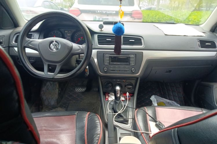 Used Volkswagen Gran Lavida 2015 1.6L Automatic Fashion Edition Center Console