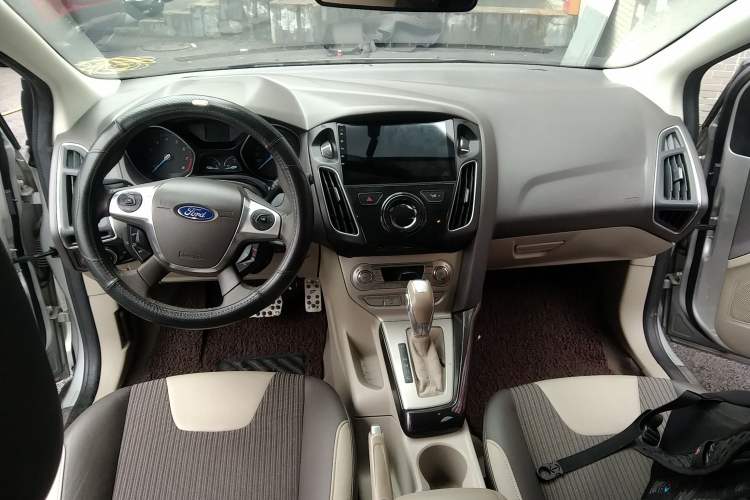 Used Ford Focus 2012 Hatchback 1.6L Automatic Fashion Edition Center Console