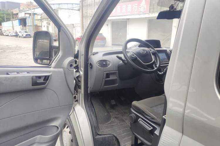 Used SAIC MAXUS Xintu V80 2018 2.5T 6-Speed Manual Aotuntong Facelifted Long Wheelbase Mid-Height 7-Seater Driver Seat