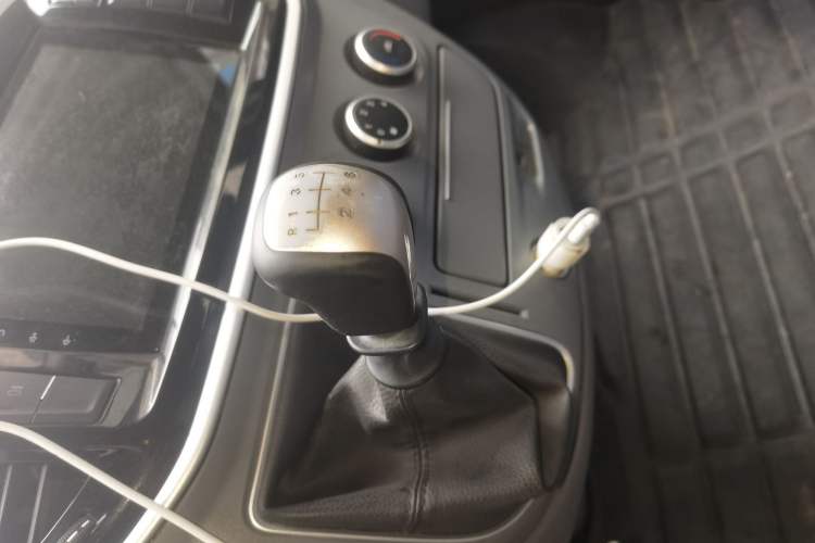 Used SAIC MAXUS Xintu V80 2021 2.0T Manual Classic Aoyuntong Short Wheelbase Mid-Roof 5/6-Seater
