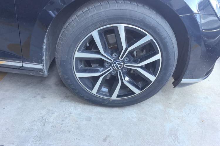 Used Volkswagen Magotan 2020 330TSI DSG Leading Model Right Front Wheel Hub