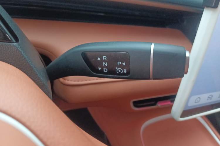 Used Deepal S07 2025 215Max Huawei Qiankun Intelligent Driving ADS SE Range-Extended Version Gear Lever